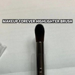 MakeUp Forever HIGHLIGHTER BRUSH - SMALL - 140